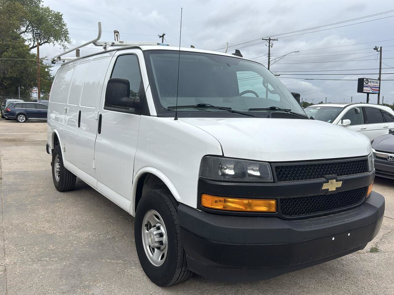 Used 2023 Chevrolet Express 2500 w/ Driver Convenience Package RWD image 4