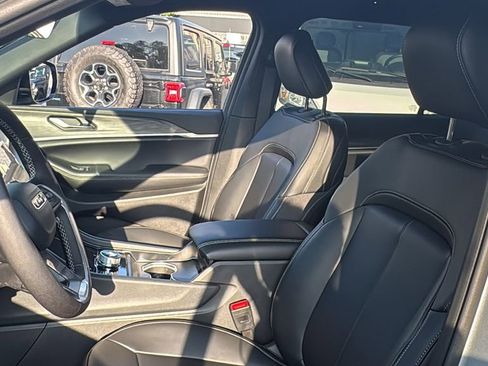 New 2025 Jeep Grand Cherokee L Limited image 18