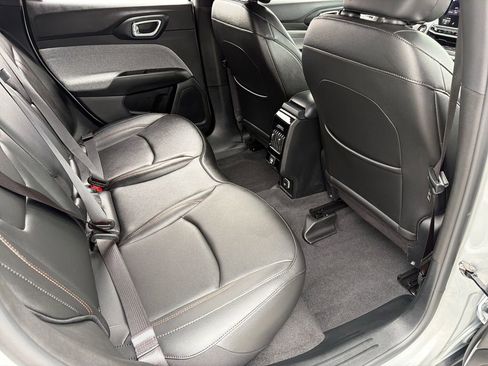 Used 2024 Jeep Compass Latitude image 30