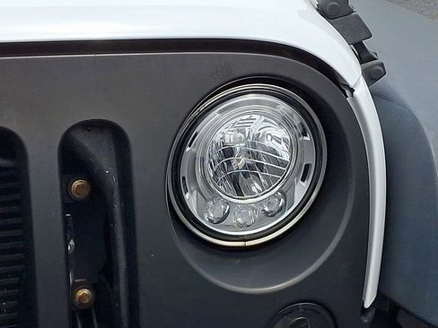 Used 2018 Jeep Wrangler Sport AWD/4WD image 9