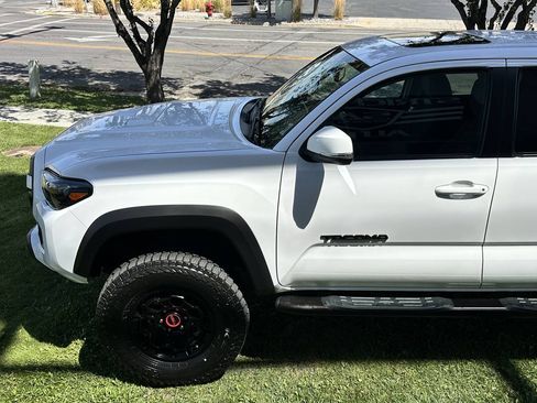 Used 2017 Toyota Tacoma TRD Off-Road AWD/4WD image 10