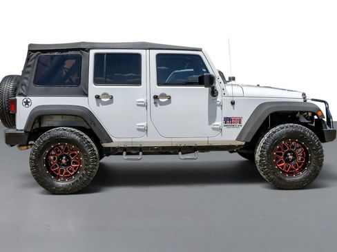 Used 2016 Jeep Wrangler Unlimited Sahara w/ Connectivity Group AWD/4WD image 5