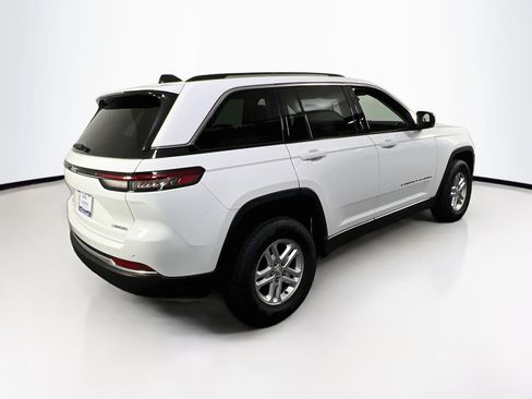 Used 2023 Jeep Grand Cherokee Laredo AWD/4WD image 5