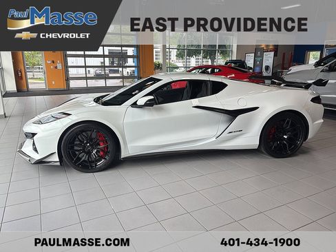 Used 2023 Chevrolet Corvette Z06 w/ Z07 Performance Package RWD image 3