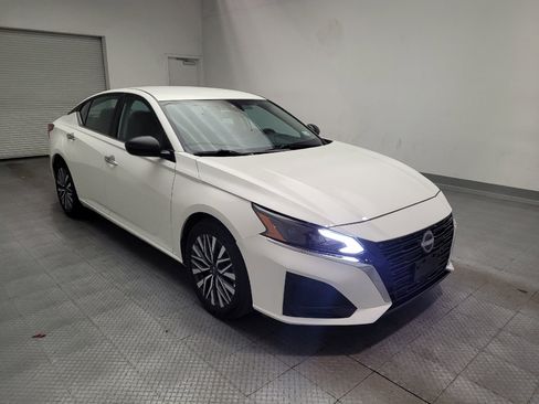 Used 2025 Nissan Altima 2.5 SV FWD image 13