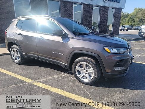 Used 2024 Jeep Compass Latitude image 3