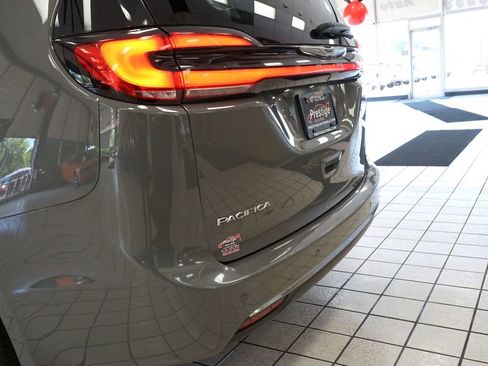 Used 2022 Chrysler Pacifica Touring-L FWD image 14