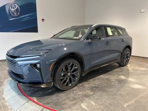 Used 2025 Toyota Crown Signia w/ Advanced Technology Package image 2