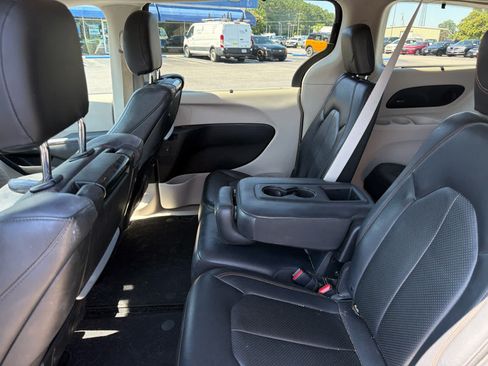 Used 2018 Chrysler Pacifica Touring-L Plus w/ Advanced Safetytec Group FWD image 13