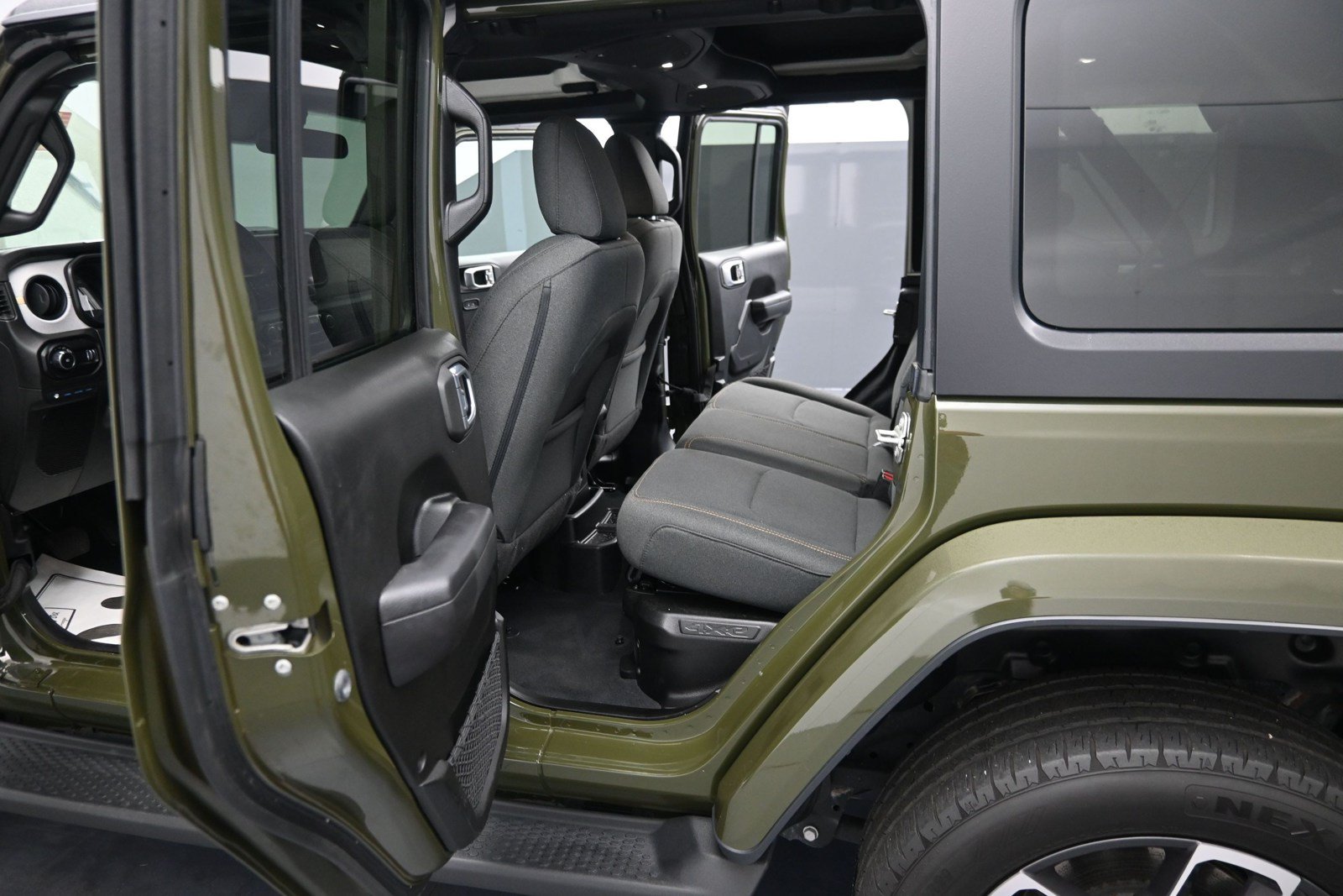 Used 2024 Jeep Wrangler Unlimited w/ Convenience Group AWD/4WD image 10