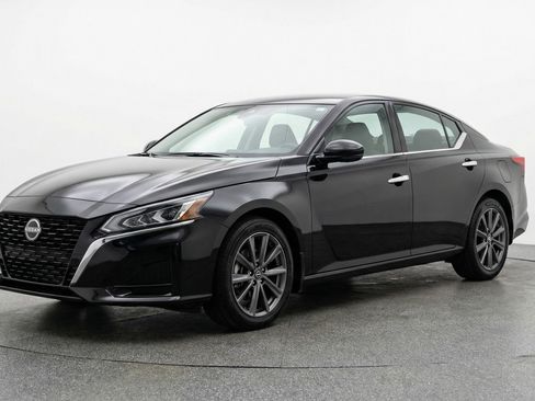 Used 2025 Nissan Altima 2.5 SV FWD image 3