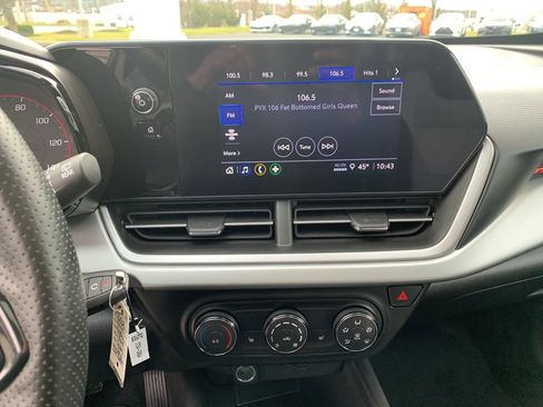 Used 2025 Chevrolet Trax RS w/ Sunroof Package image 13