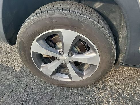 Used 2019 Jeep Cherokee Limited AWD/4WD image 20