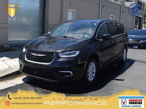 Used 2025 Chrysler Pacifica Select FWD image 1