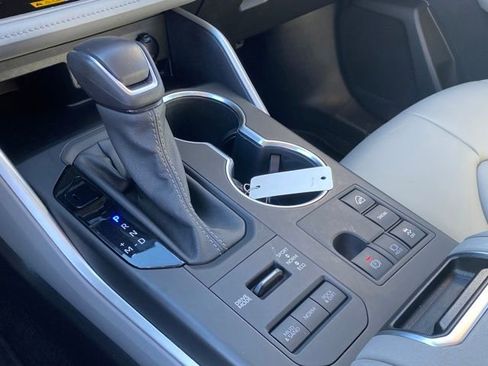 Used 2024 Toyota Highlander XLE image 10