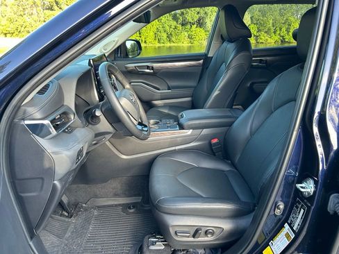 Used 2023 Toyota Highlander Limited FWD image 16