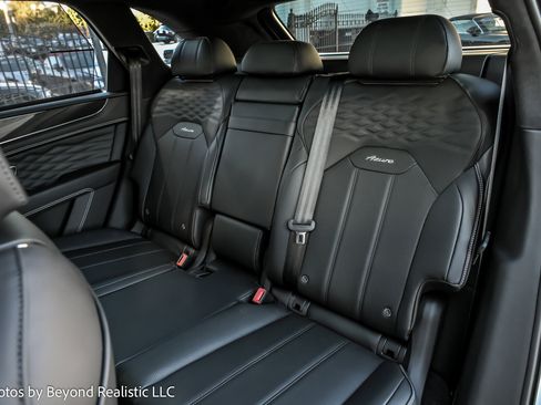 Used 2024 Bentley Bentayga image 29