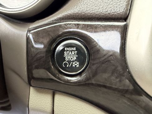 Used 2012 Jeep Grand Cherokee Laredo image 37