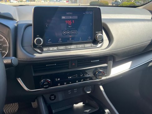 Used 2025 Nissan Rogue SV FWD image 17