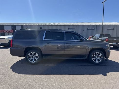 Used 2016 Chevrolet Suburban LT image 4