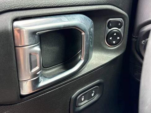 Used 2025 Jeep Wrangler Unlimited Rubicon AWD/4WD image 24