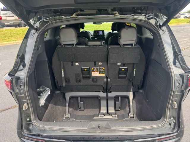 Used 2023 Toyota Sienna XSE AWD/4WD image 14