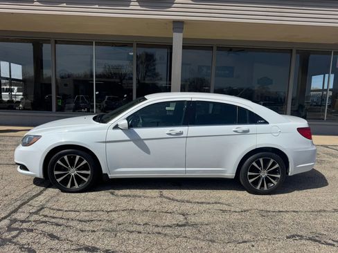 Used 2014 Chrysler 200 Limited w/ 200 S V6 Premium Group image 2