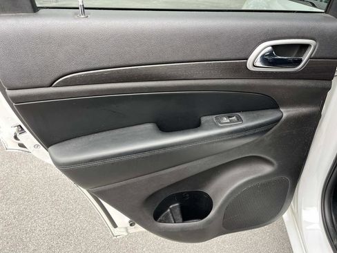 Used 2018 Jeep Grand Cherokee Altitude image 17