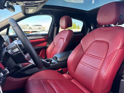 Used 2022 Porsche Cayenne Platinum Edition image 5