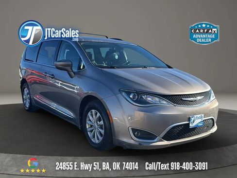 Used 2017 Chrysler Pacifica Touring-L image 1