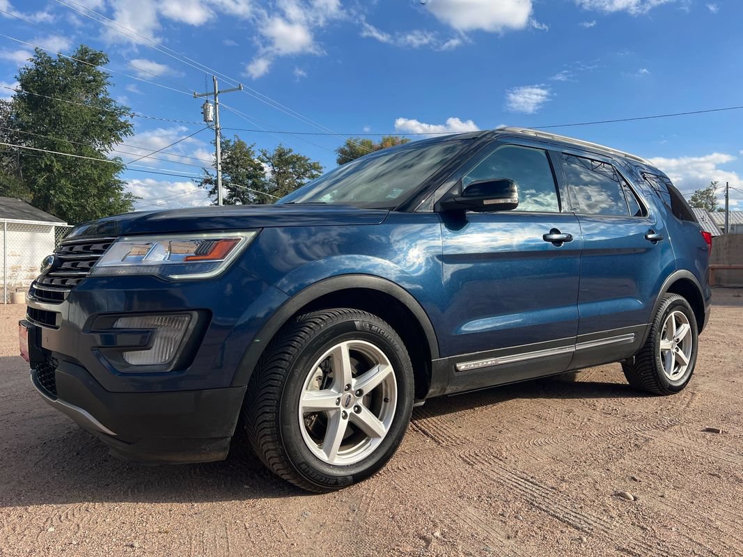 Used 2017 Ford Explorer XLT w/ Equipment Group 202A AWD/4WD image 3