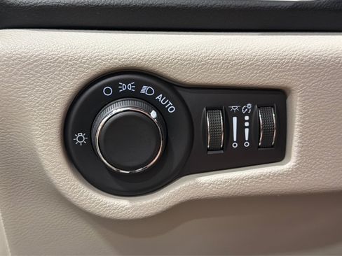 Used 2023 Chrysler Voyager LX FWD image 20