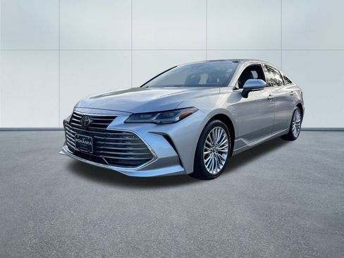 Used 2019 Toyota Avalon Limited image 2