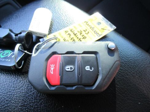 Used 2023 Jeep Gladiator Sport AWD/4WD image 28