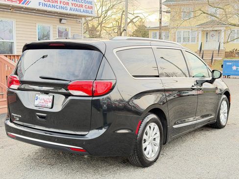 Used 2018 Chrysler Pacifica Touring-L FWD image 4
