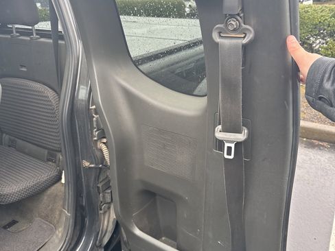 Used 2013 Nissan Frontier SV image 5