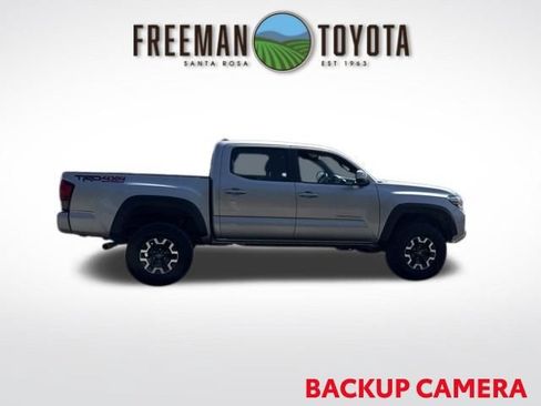 Used 2018 Toyota Tacoma TRD Off-Road w/ Technology Package AWD/4WD image 4