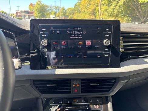 Used 2025 Volkswagen Jetta SE image 18