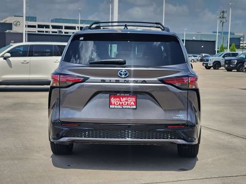 Certified 2022 Toyota Sienna XSE FWD image 6