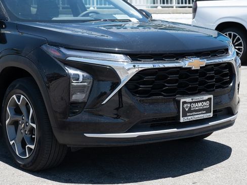 Used 2025 Chevrolet Trax LT FWD image 10