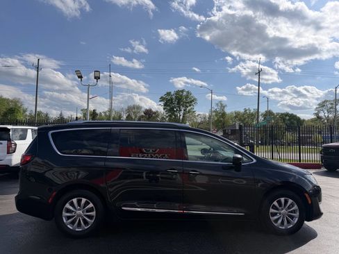Used 2018 Chrysler Pacifica Touring-L Plus FWD image 4