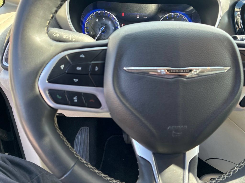 Used 2023 Chrysler Pacifica Touring-L FWD image 23