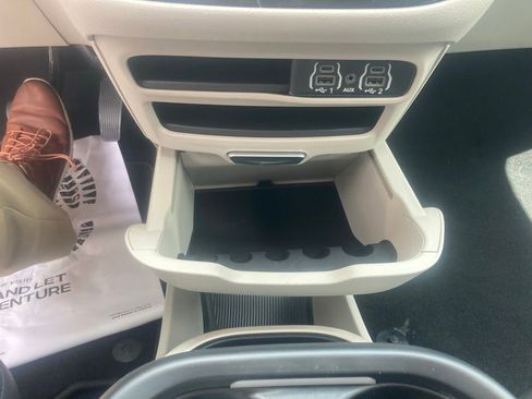 Used 2023 Chrysler Pacifica Touring-L FWD image 34