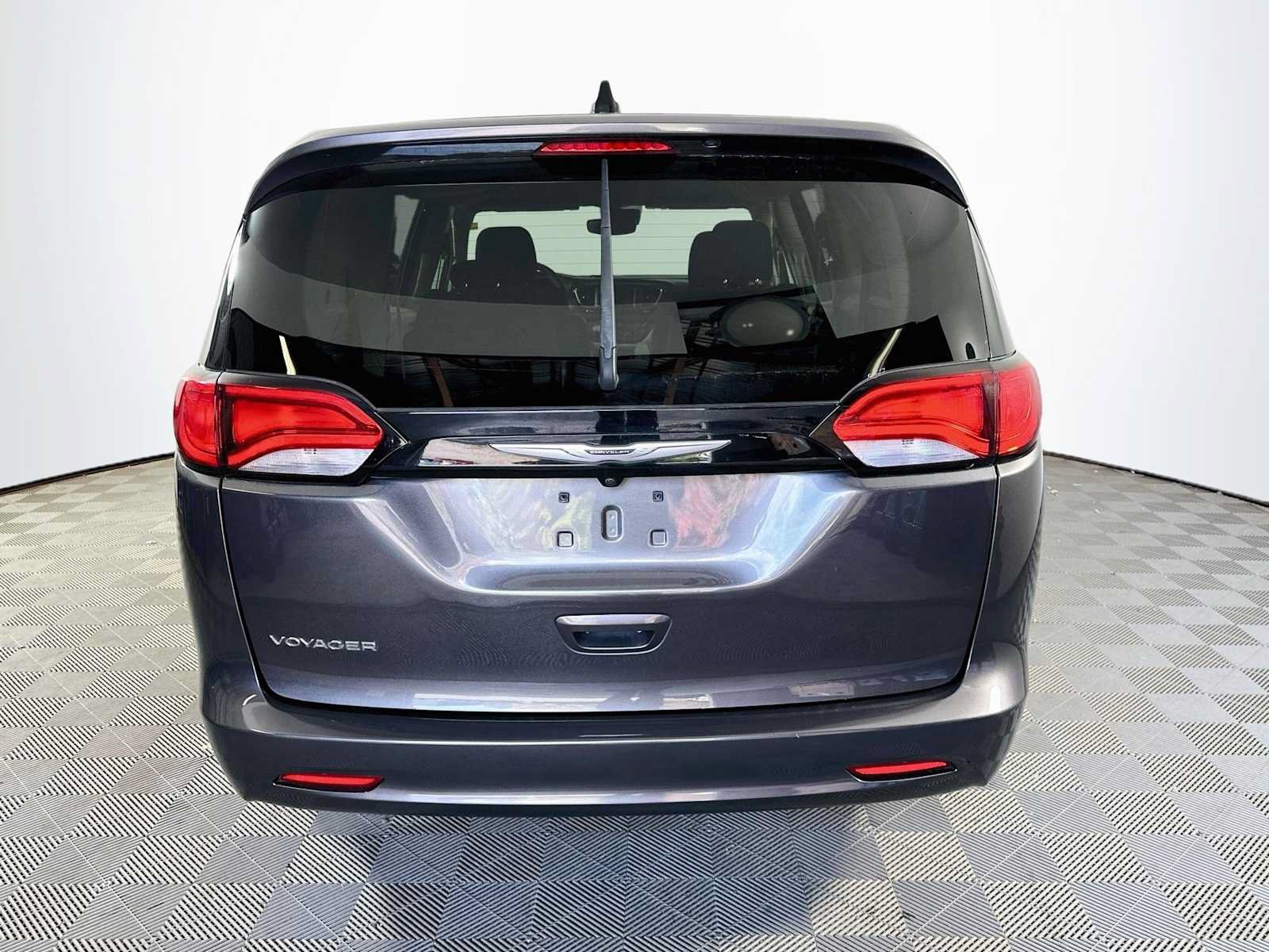 Used 2023 Chrysler Voyager LX FWD image 5