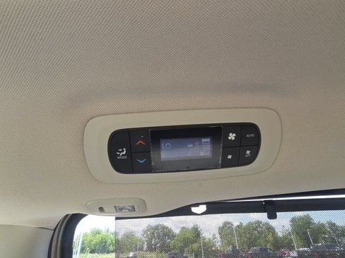 Used 2018 Chrysler Pacifica Limited w/ Advanced Safetytec Group FWD image 14