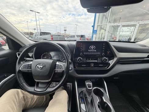 Used 2022 Toyota Highlander XLE image 7