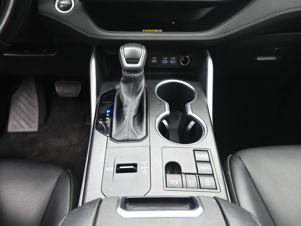 Used 2024 Toyota Highlander XLE FWD image 13