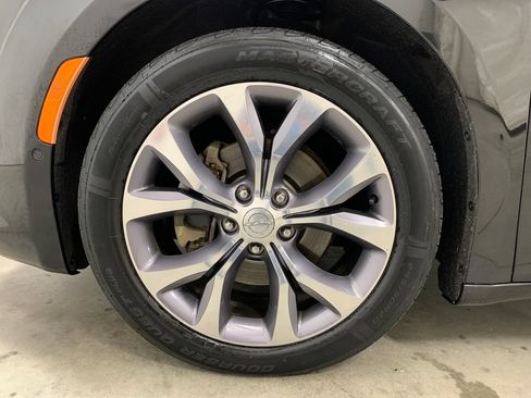 Used 2020 Chrysler Pacifica Limited w/ Tire & Wheel Group FWD image 2