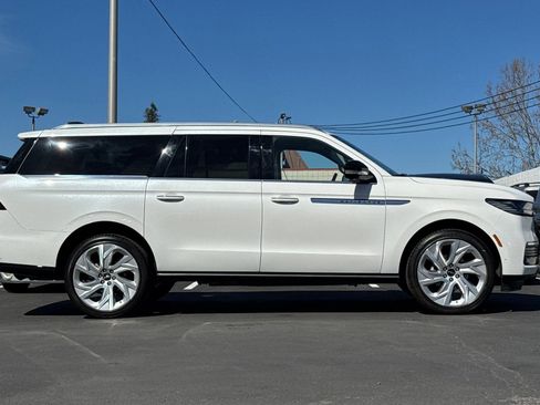 Used 2025 Lincoln Navigator L Reserve image 3