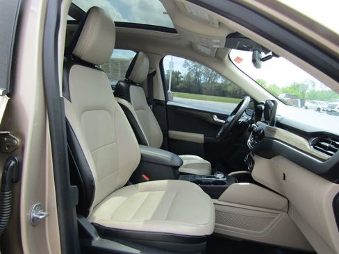 Used 2020 Ford Escape Titanium w/ Titanium Premium Package 2.0 AWD/4WD image 18